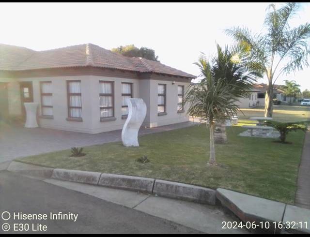 3 BEDROOM HOUSE FOR SALE IN THE ORCHARDS